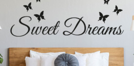 muursticker-slaapkamer-sweet-dreams-zwart-wit-ideeen-leuk-DIY-hoofdbord-boven-bed