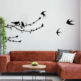 muursticker-vogels-op-tak-boom-woonkamer-bank-boven-wandstickers-sticker