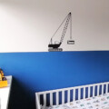 muursticker hijskraan werkvoertuigen stoere kinderkamer ideeen verven blauw kinder bed