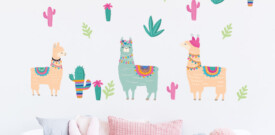 muursticker alpaca s babykamer kinderkamer ideeen inspiratie diy groen muur verf sjabloon lama cactussen vogels roze