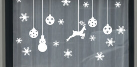 kerst raamstickers wit zwart sneeuw ballen sterren arreslee rendier